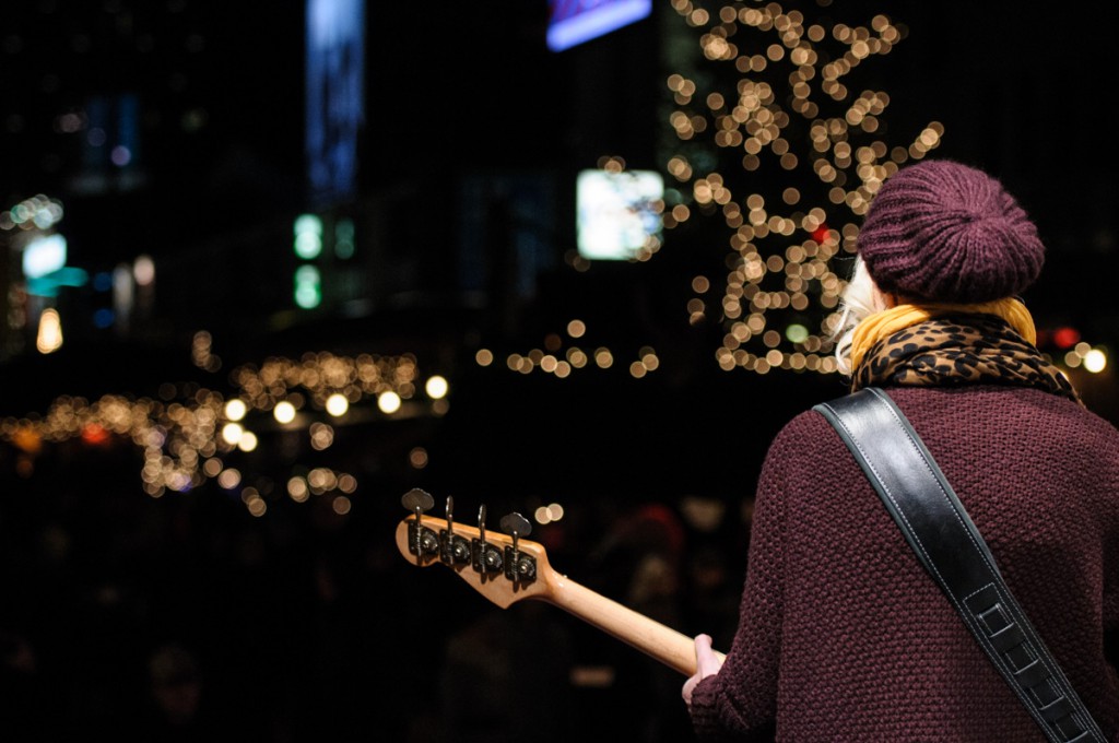 Die Lichter glitzern festlich und die Musiker rocken das Publikum